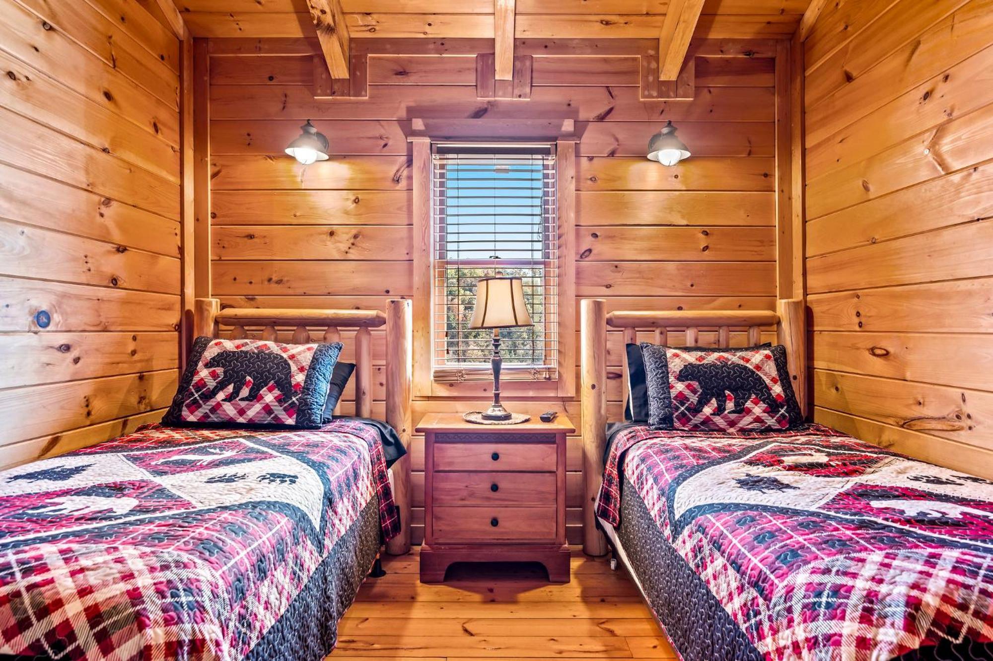 Bearfoot Pines - True Log Cabin - Wi-Fi, Hot Tub, Fishing, Deck With Views! - Mins To Pf Сивиървил Екстериор снимка