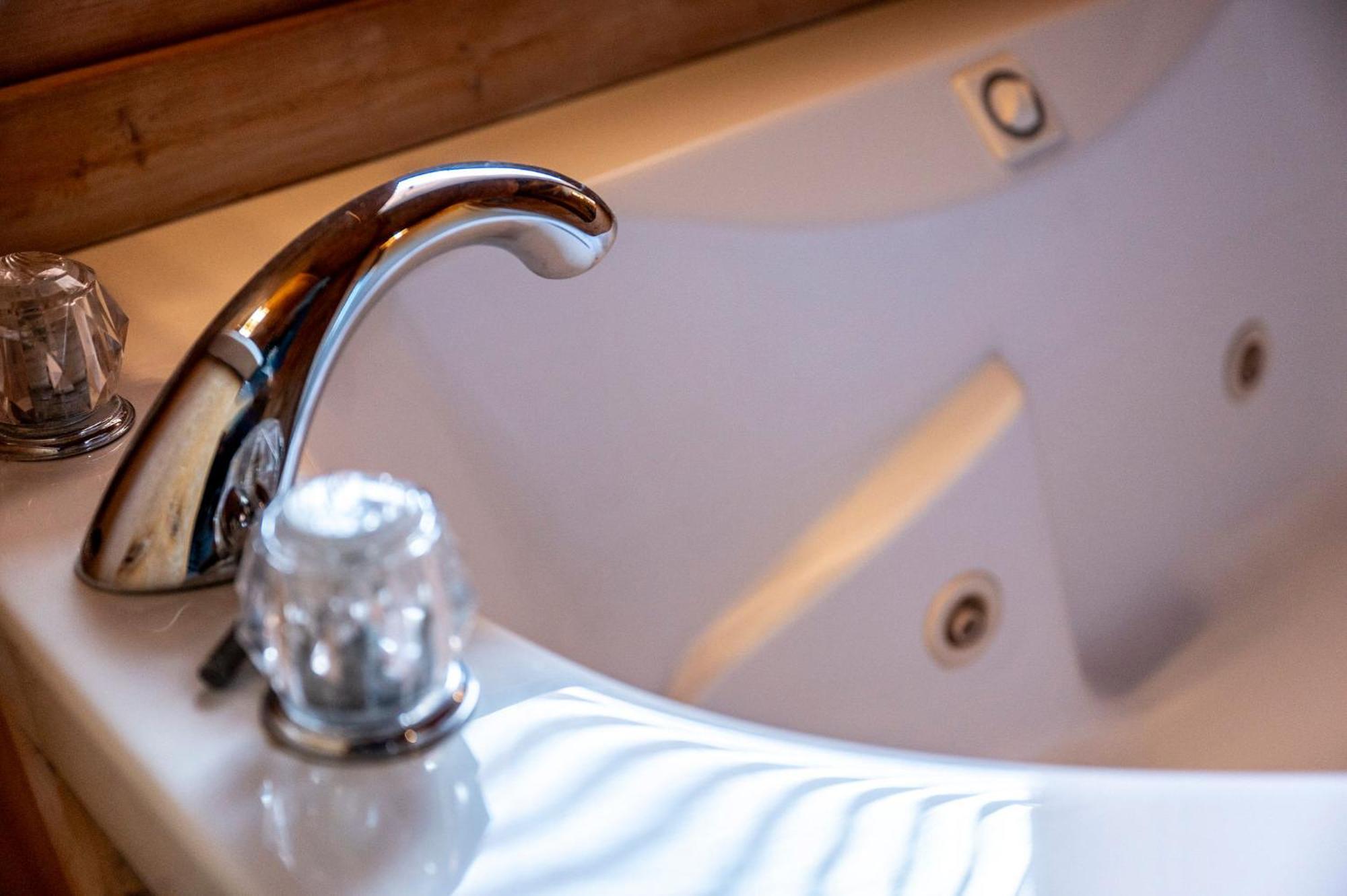 Bearfoot Pines - True Log Cabin - Wi-Fi, Hot Tub, Fishing, Deck With Views! - Mins To Pf Сивиървил Екстериор снимка