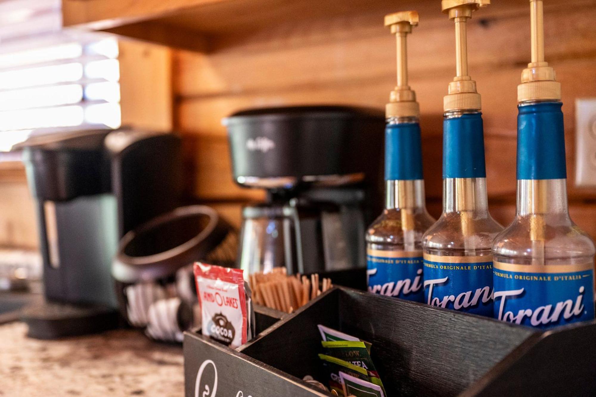 Bearfoot Pines - True Log Cabin - Wi-Fi, Hot Tub, Fishing, Deck With Views! - Mins To Pf Сивиървил Екстериор снимка