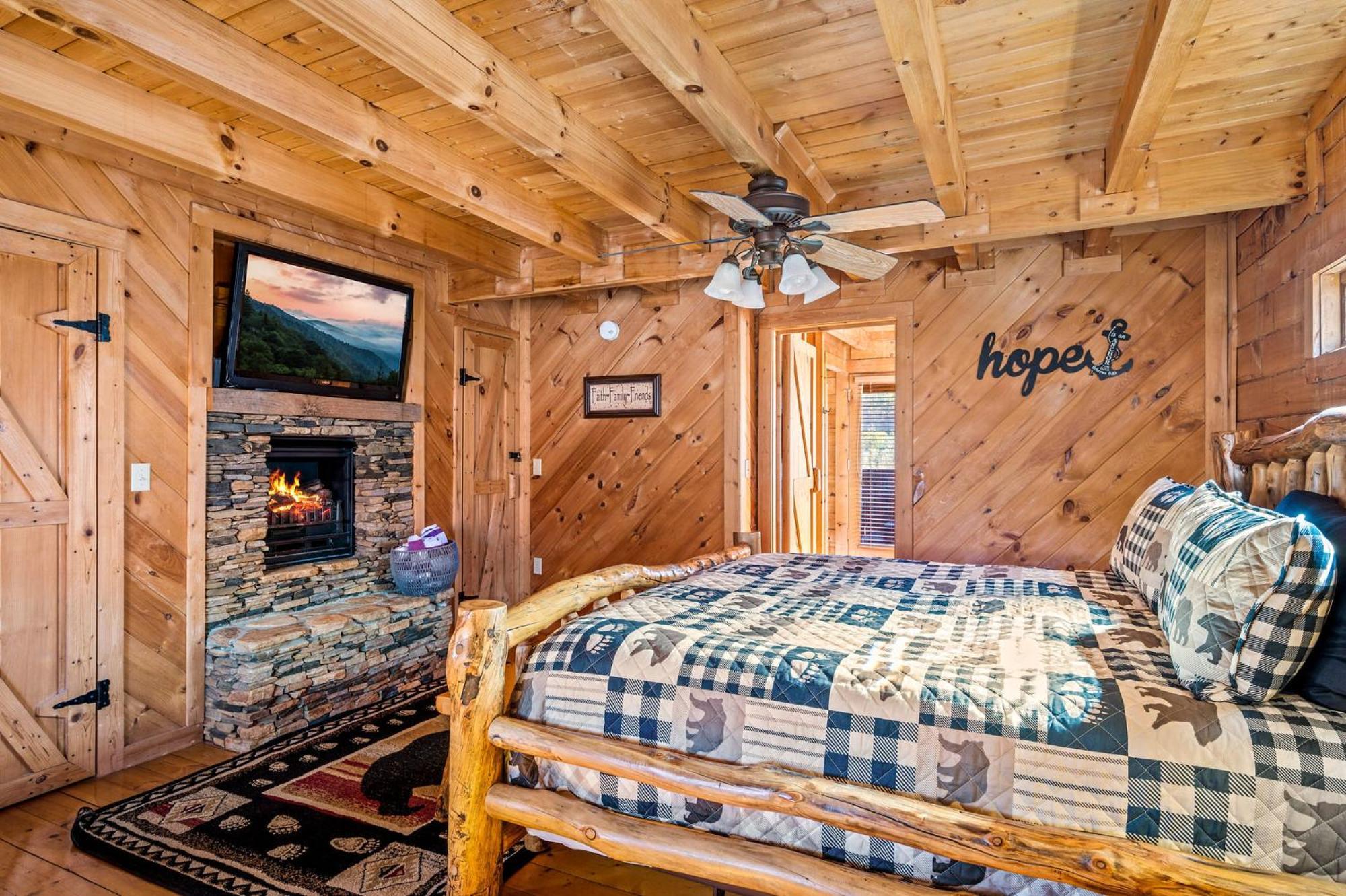 Bearfoot Pines - True Log Cabin - Wi-Fi, Hot Tub, Fishing, Deck With Views! - Mins To Pf Сивиървил Екстериор снимка