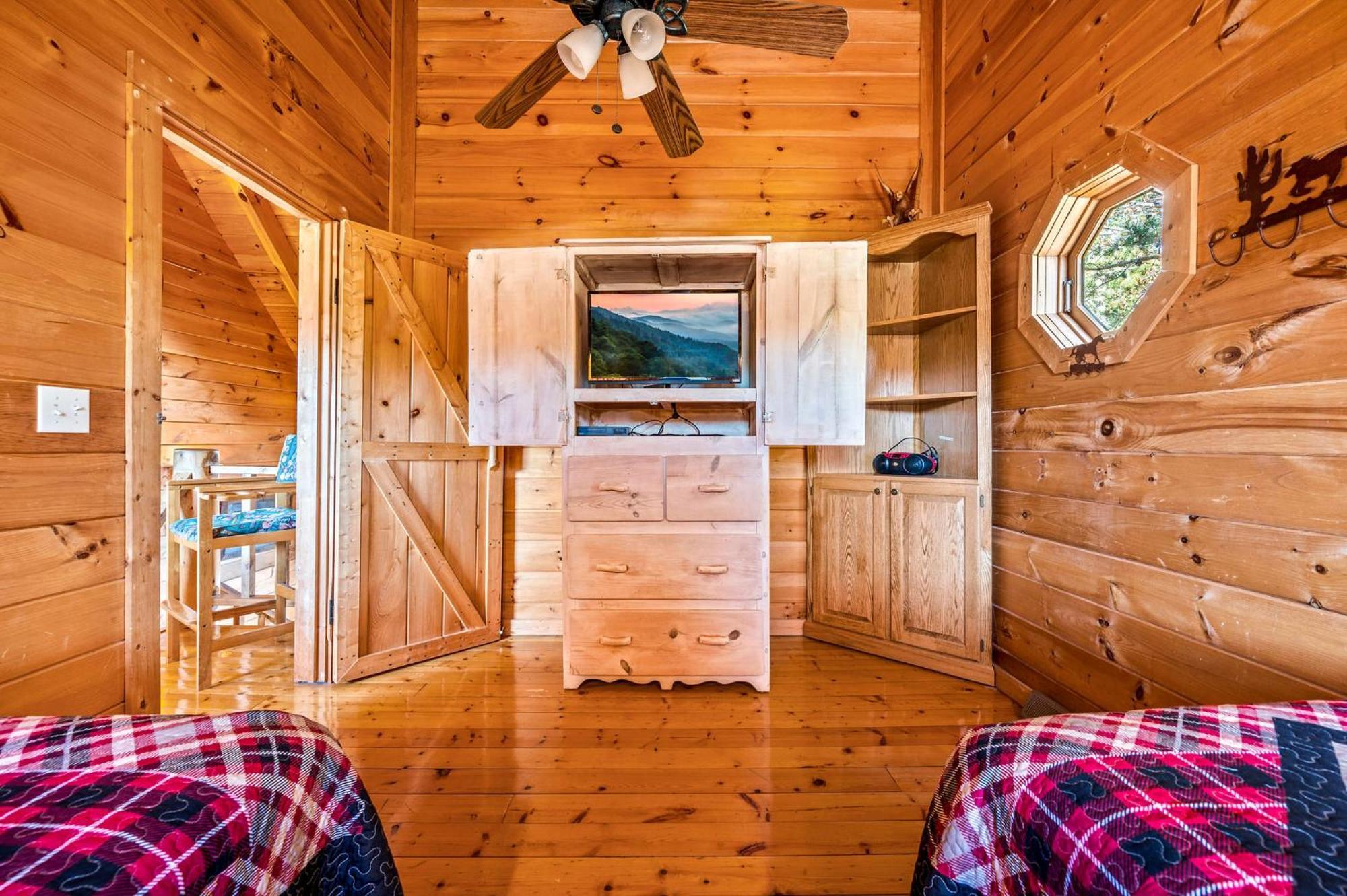 Bearfoot Pines - True Log Cabin - Wi-Fi, Hot Tub, Fishing, Deck With Views! - Mins To Pf Сивиървил Екстериор снимка