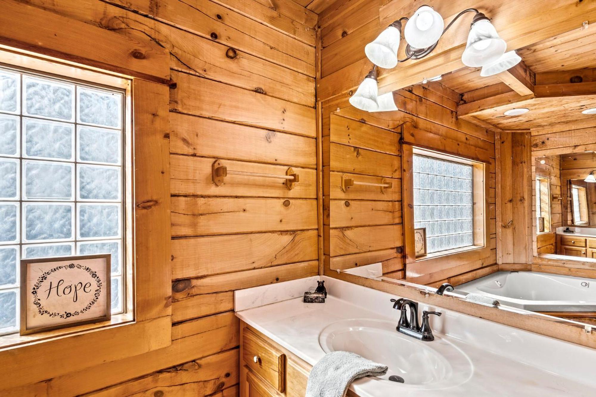 Bearfoot Pines - True Log Cabin - Wi-Fi, Hot Tub, Fishing, Deck With Views! - Mins To Pf Сивиървил Екстериор снимка