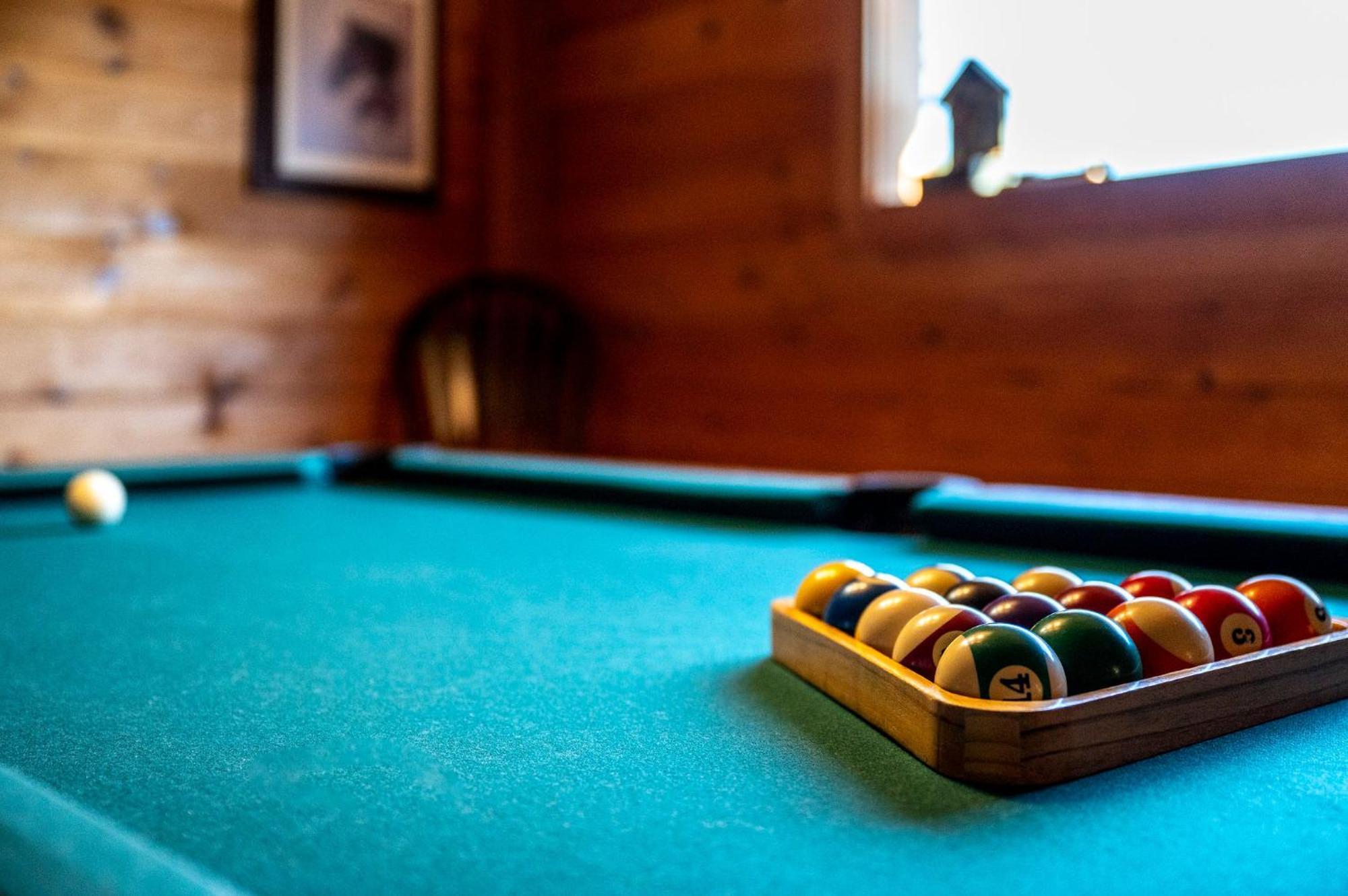 Bearfoot Pines - True Log Cabin - Wi-Fi, Hot Tub, Fishing, Deck With Views! - Mins To Pf Сивиървил Екстериор снимка